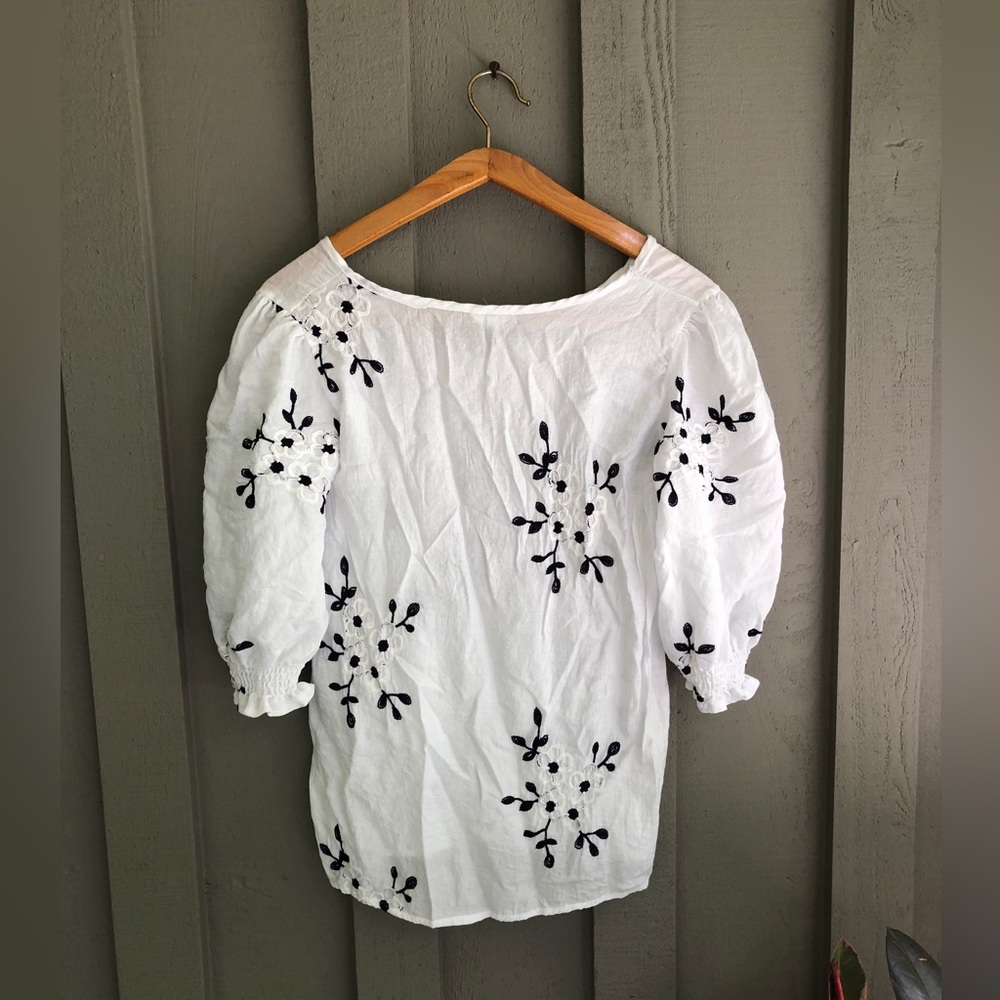 Anthropologie Kindred White/Navy Floral EmbroideredTop Medium - Picture 3 of 3